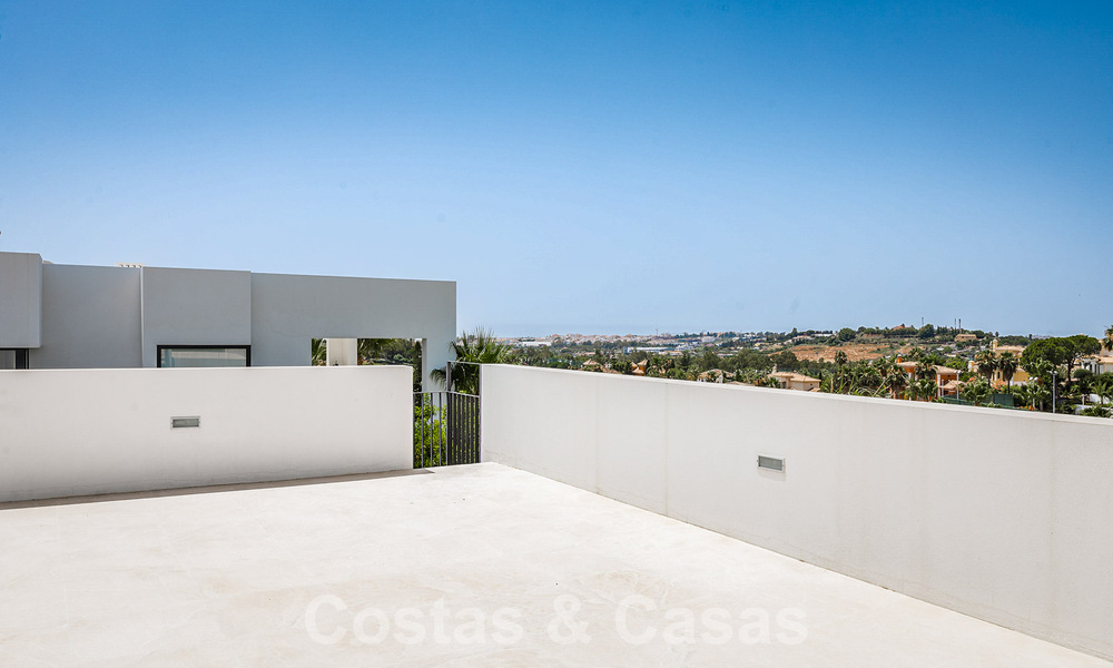 Moderne luxevilla te koop in een afgesloten woonwijk in Nueva Andalucia, Marbella 39406