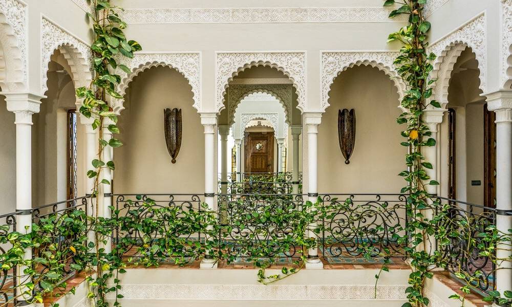 Sprookjesachtig villa in Alahambra stijl te koop in het exclusieve Marbella Club Golf Resort in Benahavis aan de Costa del Sol 39506