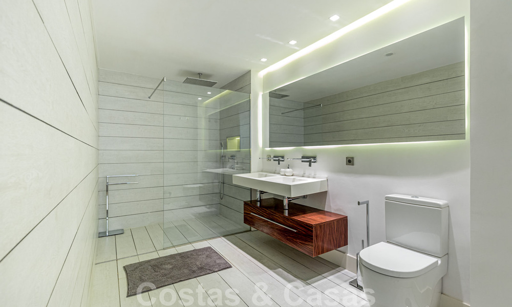 Eigentijds gerenoveerd, eerstelijns strand appartement te koop in Gray D’Albion in Puerto Banus, Marbella 39763