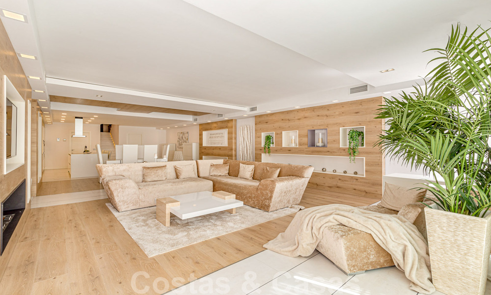 Eigentijds gerenoveerd, eerstelijns strand appartement te koop in Gray D’Albion in Puerto Banus, Marbella 39772