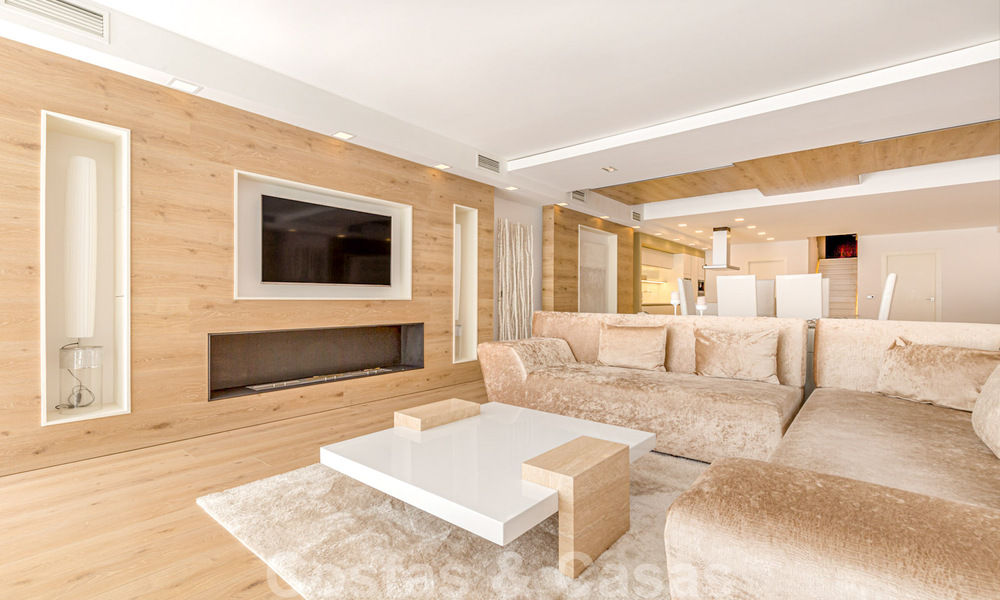 Eigentijds gerenoveerd, eerstelijns strand appartement te koop in Gray D’Albion in Puerto Banus, Marbella 39774