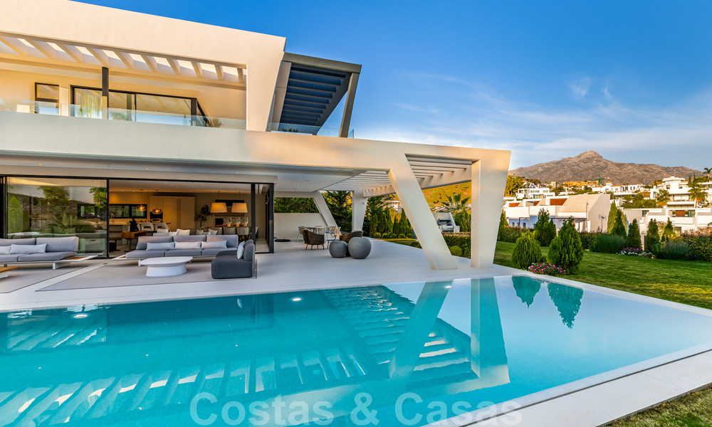 Instapklare, meesterlijke, moderne, hedendaagse villa te koop in Nueva Andalucia, Marbella 39901