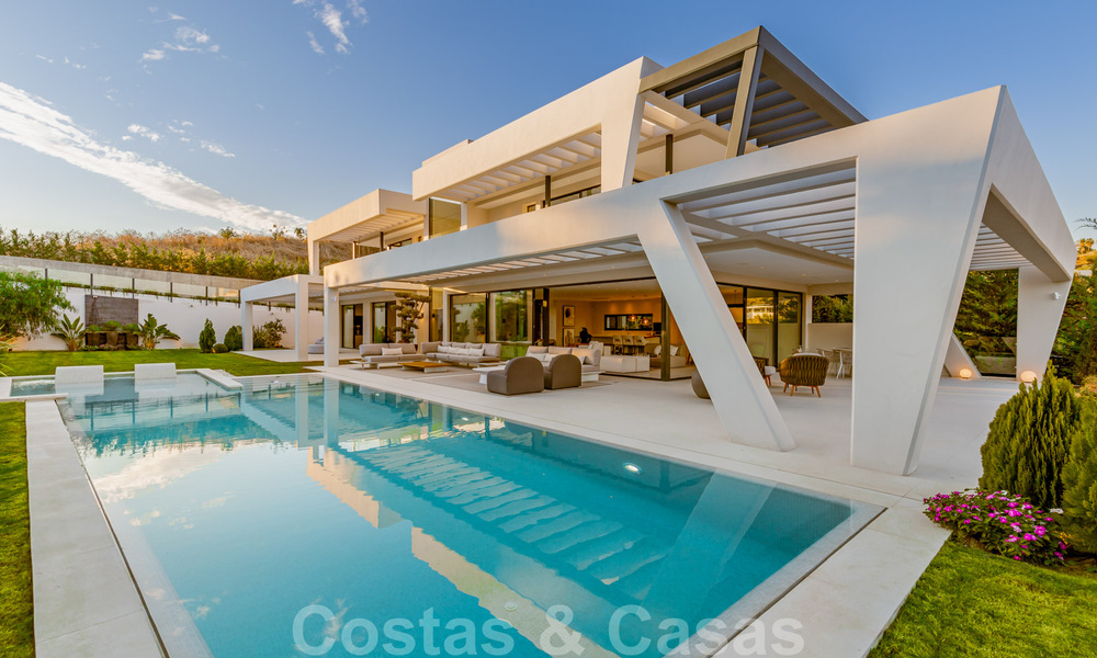 Instapklare, meesterlijke, moderne, hedendaagse villa te koop in Nueva Andalucia, Marbella 39902
