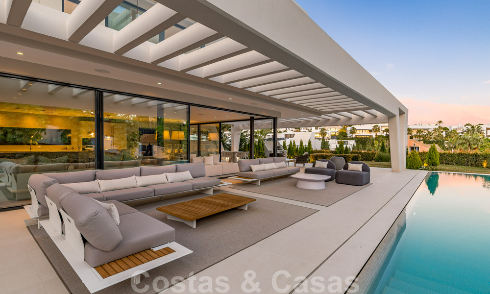 Instapklare, meesterlijke, moderne, hedendaagse villa te koop in Nueva Andalucia, Marbella 39908