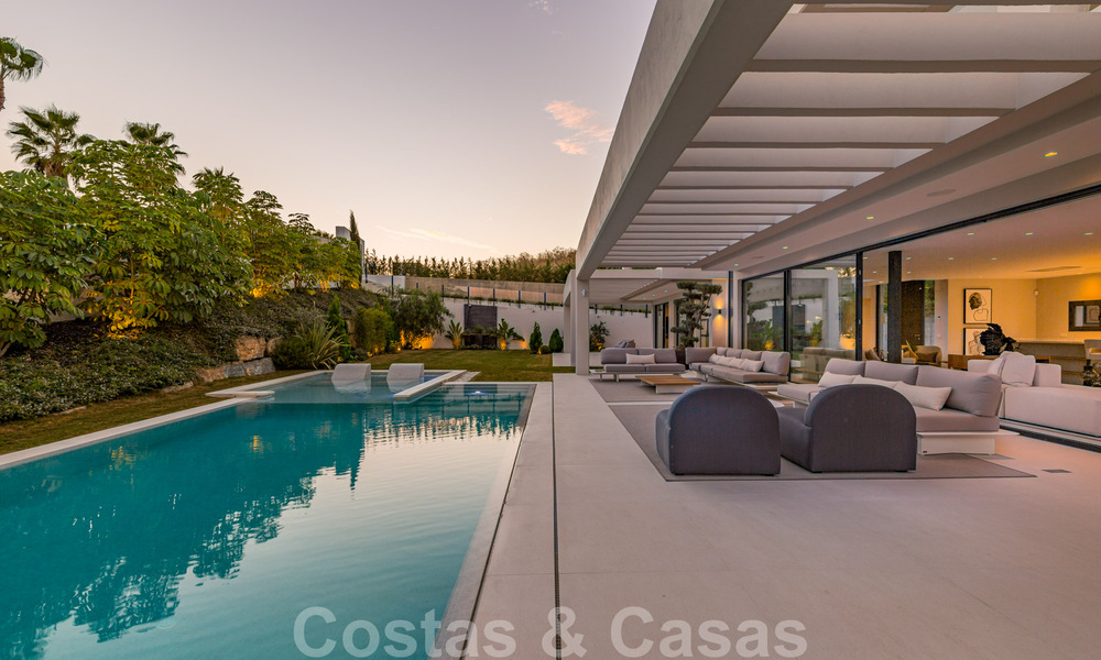 Instapklare, meesterlijke, moderne, hedendaagse villa te koop in Nueva Andalucia, Marbella 39910