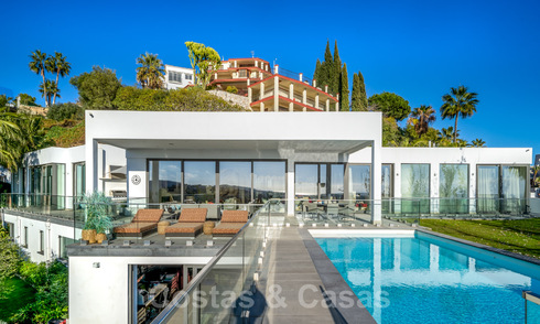 Riante, architecturale villa te koop met spectaculair open zeezicht in een gated community in Benahavis - Marbella 39922