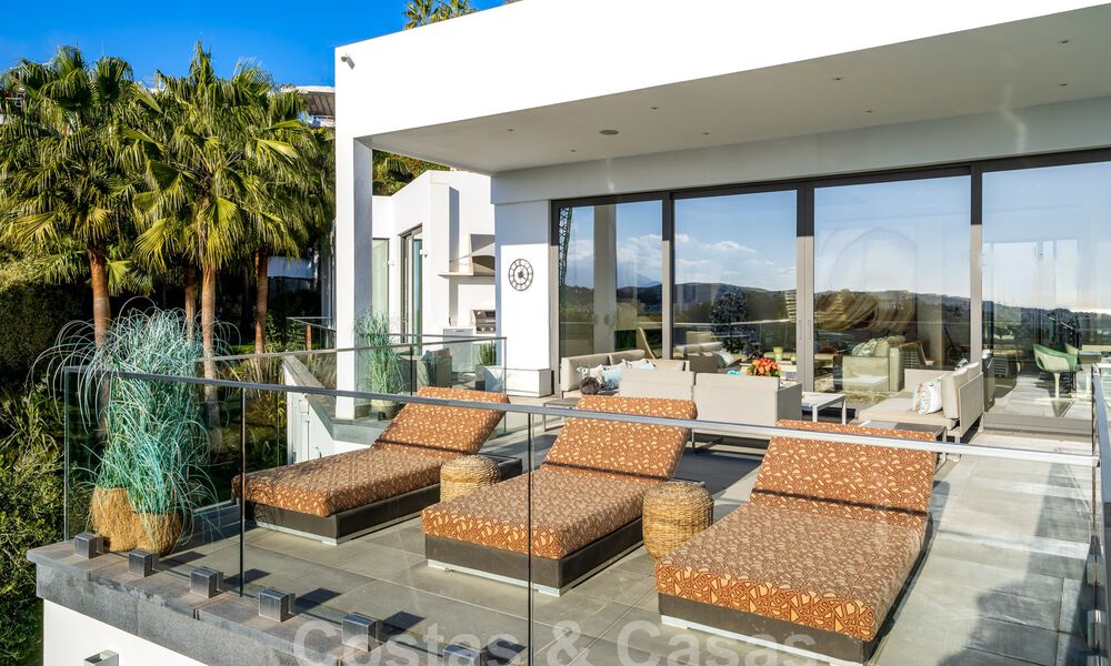 Riante, architecturale villa te koop met spectaculair open zeezicht in een gated community in Benahavis - Marbella 39923