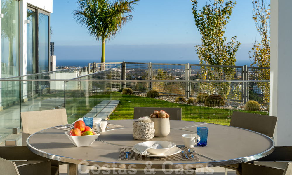 Riante, architecturale villa te koop met spectaculair open zeezicht in een gated community in Benahavis - Marbella 39924
