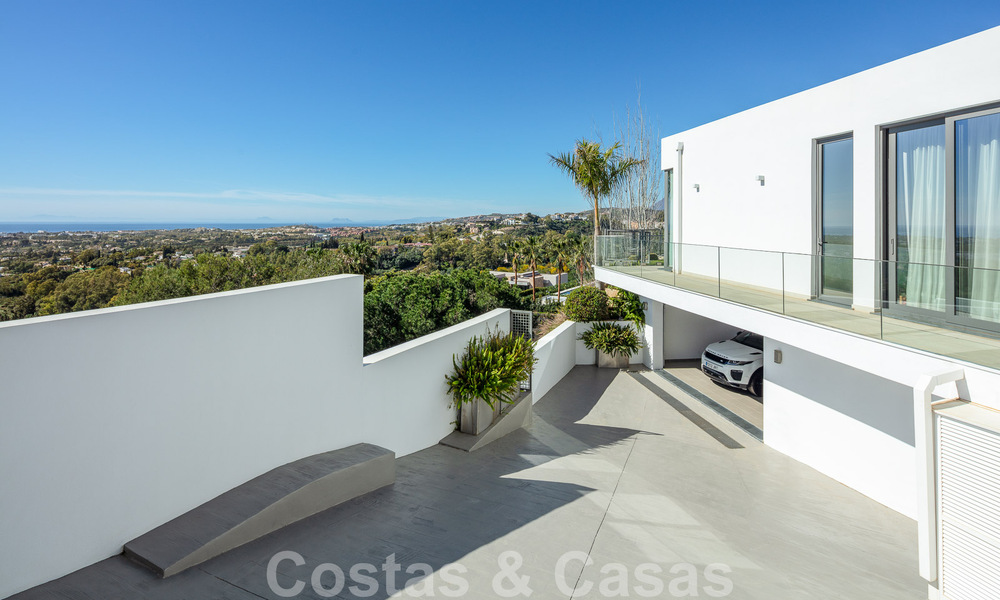 Riante, architecturale villa te koop met spectaculair open zeezicht in een gated community in Benahavis - Marbella 52156