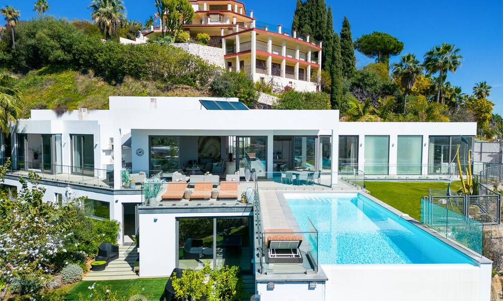 Riante, architecturale villa te koop met spectaculair open zeezicht in een gated community in Benahavis - Marbella 52160