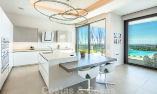 Riante, architecturale villa te koop met spectaculair open zeezicht in een gated community in Benahavis - Marbella 52161 