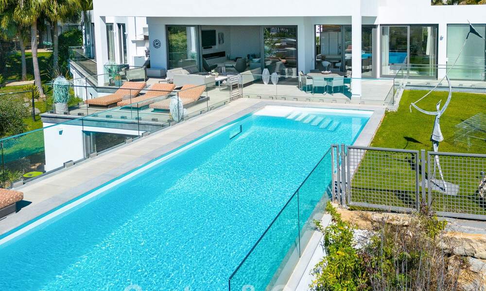 Riante, architecturale villa te koop met spectaculair open zeezicht in een gated community in Benahavis - Marbella 52162