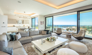 Riante, architecturale villa te koop met spectaculair open zeezicht in een gated community in Benahavis - Marbella 52165 