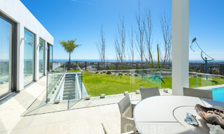 Riante, architecturale villa te koop met spectaculair open zeezicht in een gated community in Benahavis - Marbella 52167 