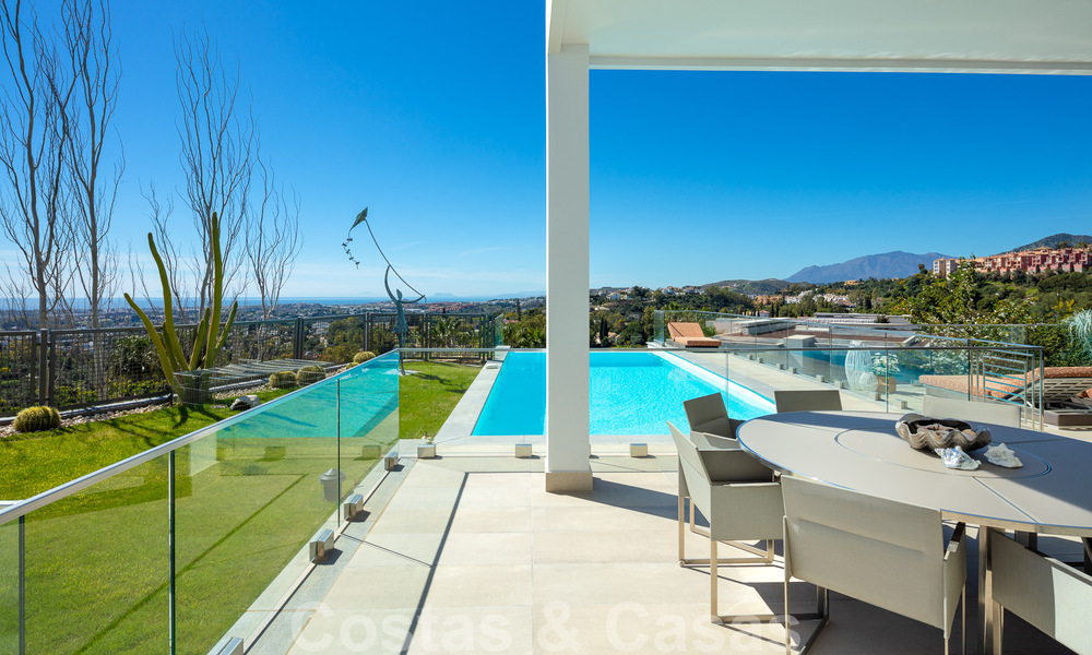 Riante, architecturale villa te koop met spectaculair open zeezicht in een gated community in Benahavis - Marbella 52168