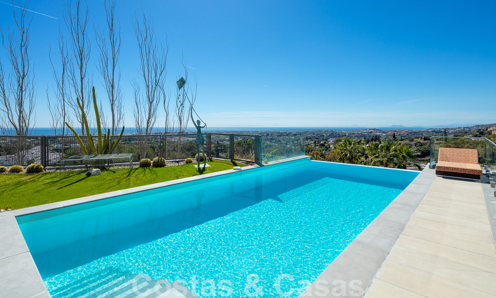 Riante, architecturale villa te koop met spectaculair open zeezicht in een gated community in Benahavis - Marbella 52169