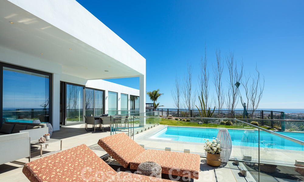 Riante, architecturale villa te koop met spectaculair open zeezicht in een gated community in Benahavis - Marbella 52170