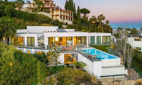 Riante, architecturale villa te koop met spectaculair open zeezicht in een gated community in Benahavis - Marbella 52175