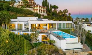 Riante, architecturale villa te koop met spectaculair open zeezicht in een gated community in Benahavis - Marbella 52175 