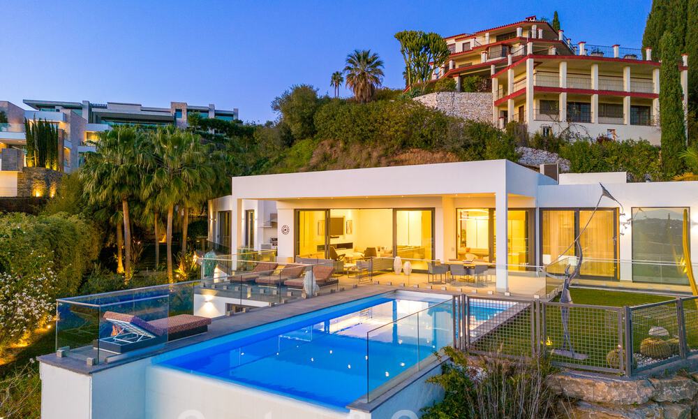 Riante, architecturale villa te koop met spectaculair open zeezicht in een gated community in Benahavis - Marbella 52176
