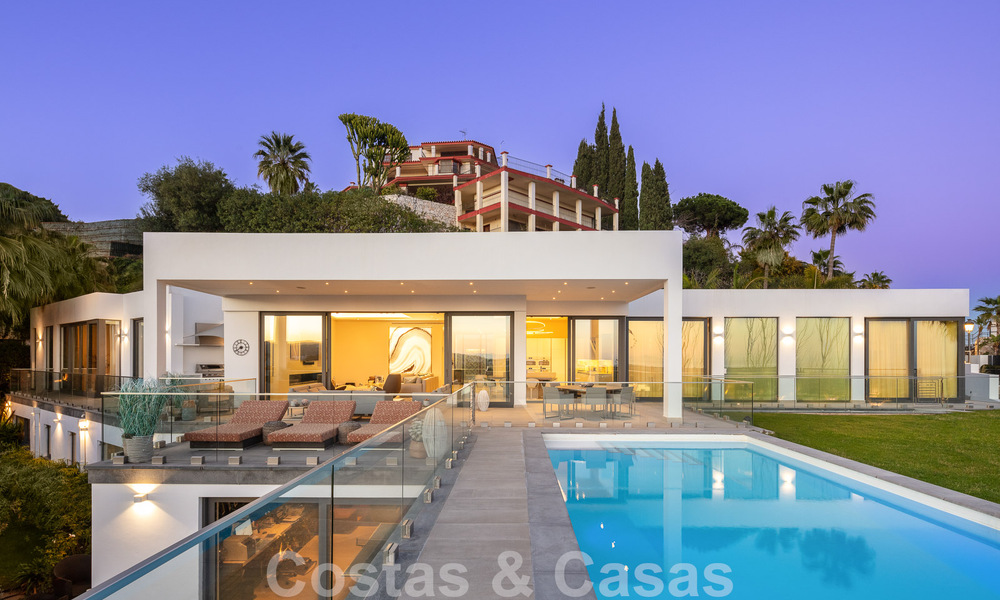 Riante, architecturale villa te koop met spectaculair open zeezicht in een gated community in Benahavis - Marbella 52177