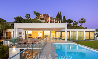 Riante, architecturale villa te koop met spectaculair open zeezicht in een gated community in Benahavis - Marbella 52177 