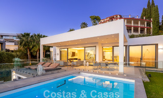 Riante, architecturale villa te koop met spectaculair open zeezicht in een gated community in Benahavis - Marbella 52178 