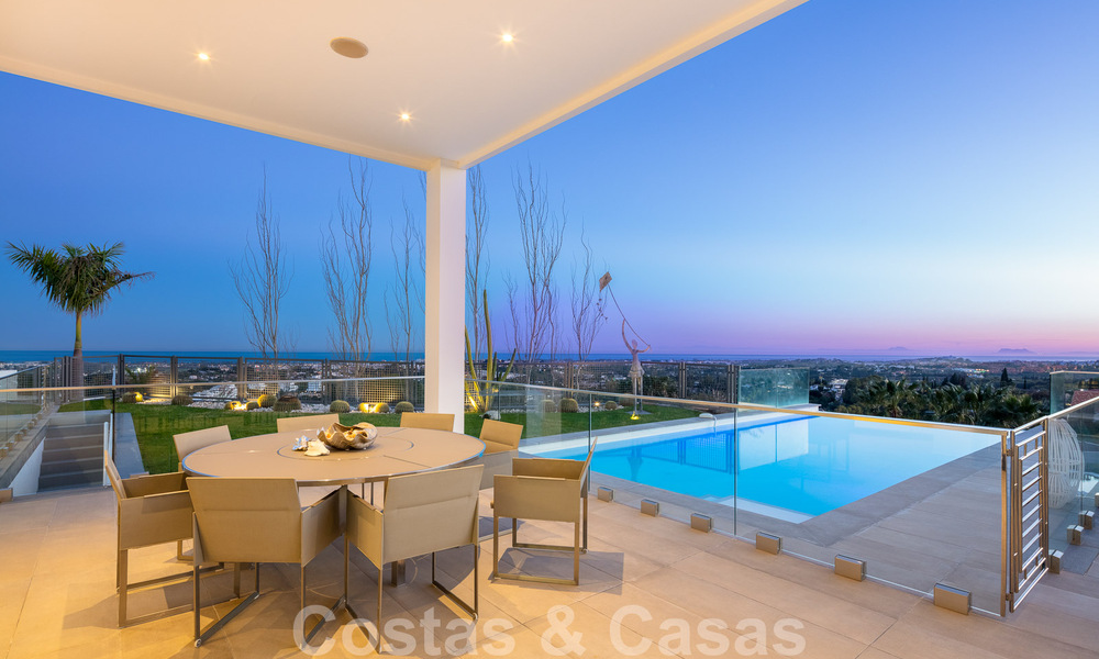 Riante, architecturale villa te koop met spectaculair open zeezicht in een gated community in Benahavis - Marbella 52179