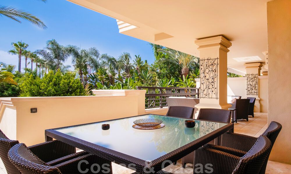 Sensationeel, luxueus, duplex appartement te koop, met privézwembad, in een vijfsterren eerstelijnstrand complex, Puerto Banus, Marbella 40078