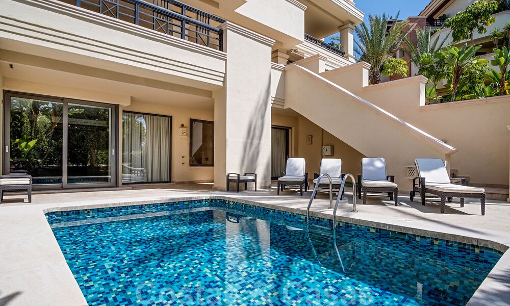 Sensationeel, luxueus, duplex appartement te koop, met privézwembad, in een vijfsterren eerstelijnstrand complex, Puerto Banus, Marbella 40079