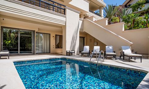 Sensationeel, luxueus, duplex appartement te koop, met privézwembad, in een vijfsterren eerstelijnstrand complex, Puerto Banus, Marbella 40079