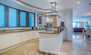 Sensationeel, luxueus, duplex appartement te koop, met privézwembad, in een vijfsterren eerstelijnstrand complex, Puerto Banus, Marbella 40084 
