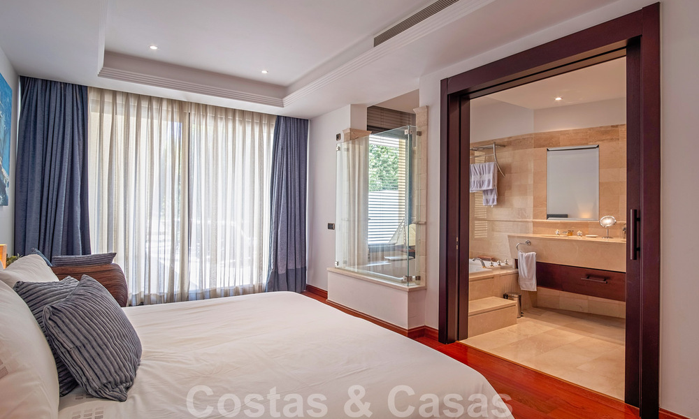 Sensationeel, luxueus, duplex appartement te koop, met privézwembad, in een vijfsterren eerstelijnstrand complex, Puerto Banus, Marbella 40089
