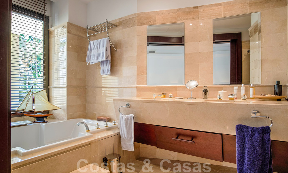 Sensationeel, luxueus, duplex appartement te koop, met privézwembad, in een vijfsterren eerstelijnstrand complex, Puerto Banus, Marbella 40090