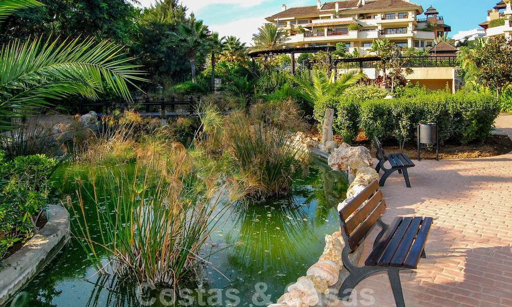 Sensationeel, luxueus, duplex appartement te koop, met privézwembad, in een vijfsterren eerstelijnstrand complex, Puerto Banus, Marbella 40093