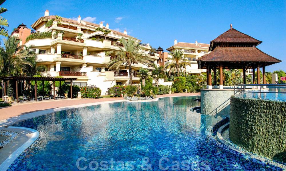 Sensationeel, luxueus, duplex appartement te koop, met privézwembad, in een vijfsterren eerstelijnstrand complex, Puerto Banus, Marbella 40094