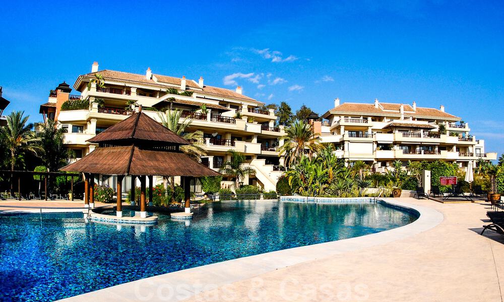 Sensationeel, luxueus, duplex appartement te koop, met privézwembad, in een vijfsterren eerstelijnstrand complex, Puerto Banus, Marbella 40095