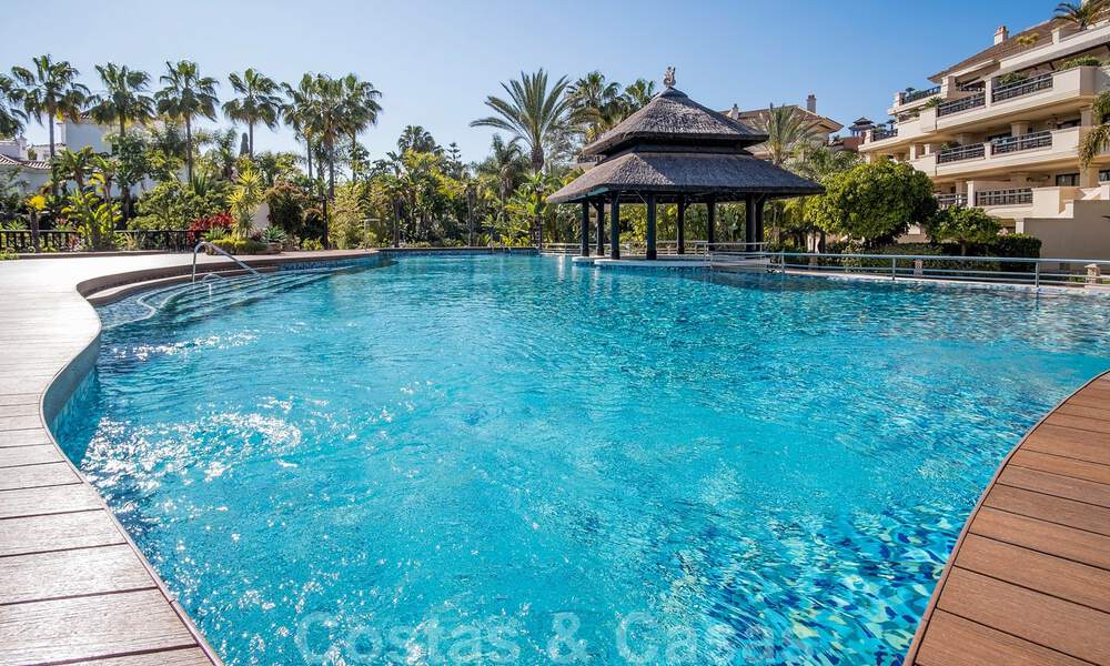 Sensationeel, luxueus, duplex appartement te koop, met privézwembad, in een vijfsterren eerstelijnstrand complex, Puerto Banus, Marbella 40105