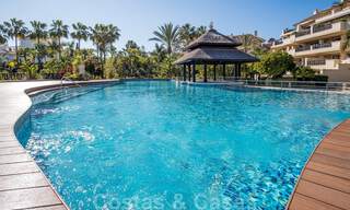 Sensationeel, luxueus, duplex appartement te koop, met privézwembad, in een vijfsterren eerstelijnstrand complex, Puerto Banus, Marbella 40105 