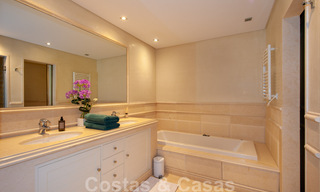Ruim, luxe appartement te koop met zeezicht, in een eerstelijnstrand complex op de New Golden Mile tussen Marbella en Estepona 39992 