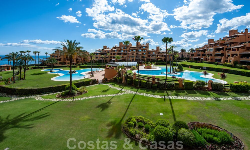 Ruim, luxe appartement te koop met zeezicht, in een eerstelijnstrand complex op de New Golden Mile tussen Marbella en Estepona 40014