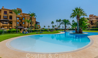 Ruim, luxe appartement te koop met zeezicht, in een eerstelijnstrand complex op de New Golden Mile tussen Marbella en Estepona 40022 