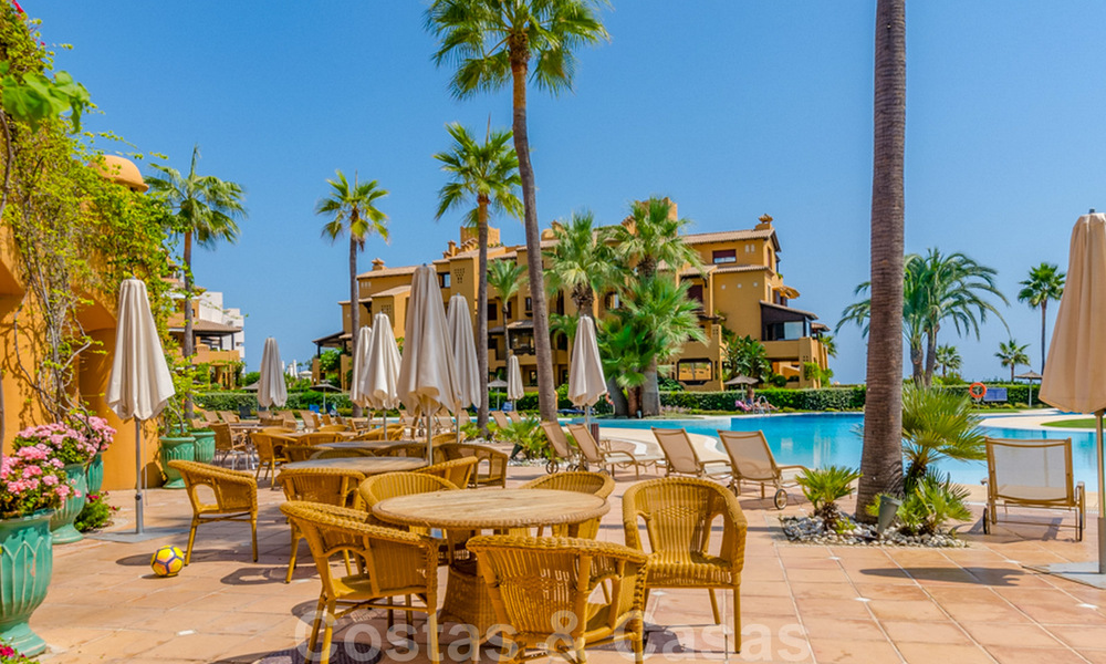 Ruim, luxe appartement te koop met zeezicht, in een eerstelijnstrand complex op de New Golden Mile tussen Marbella en Estepona 40023