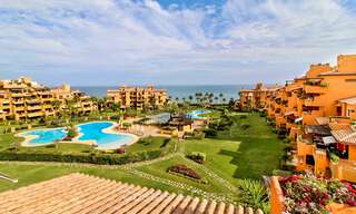 Los Granados del Mar: Exclusieve eerstelijns strand appartementen en penthouses te koop op de New Golden Mile tussen Marbella en Estepona 40056 