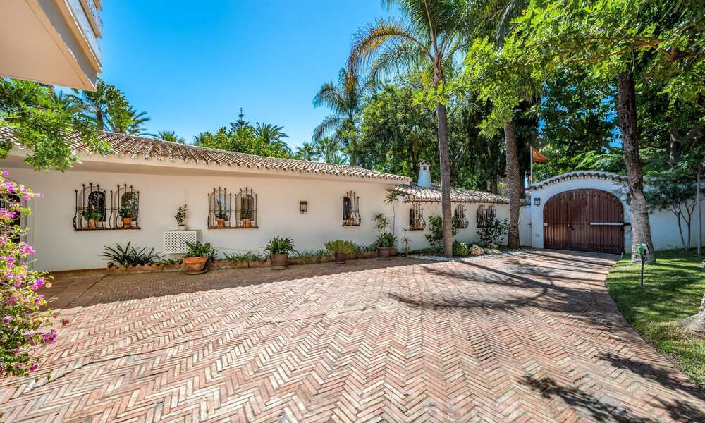 Architecturale bungalow - villa te koop met prachtige vijver op de Golden Mile, Marbella 40320