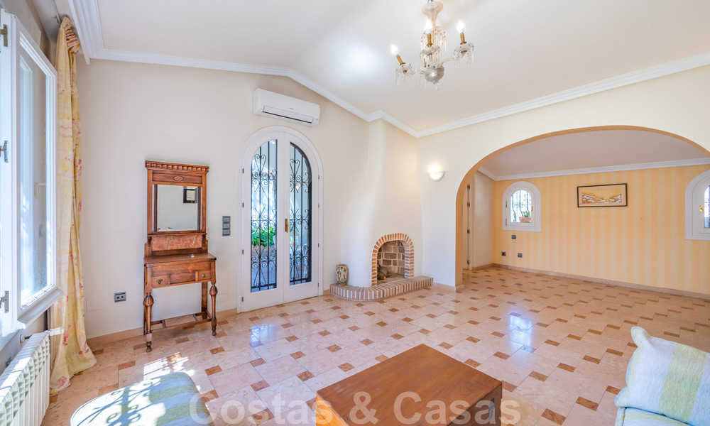 Architecturale bungalow - villa te koop met prachtige vijver op de Golden Mile, Marbella 40322