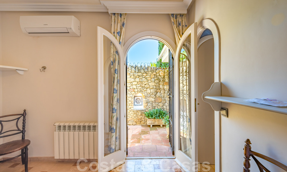 Architecturale bungalow - villa te koop met prachtige vijver op de Golden Mile, Marbella 40328