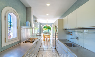 Architecturale bungalow - villa te koop met prachtige vijver op de Golden Mile, Marbella 40329 
