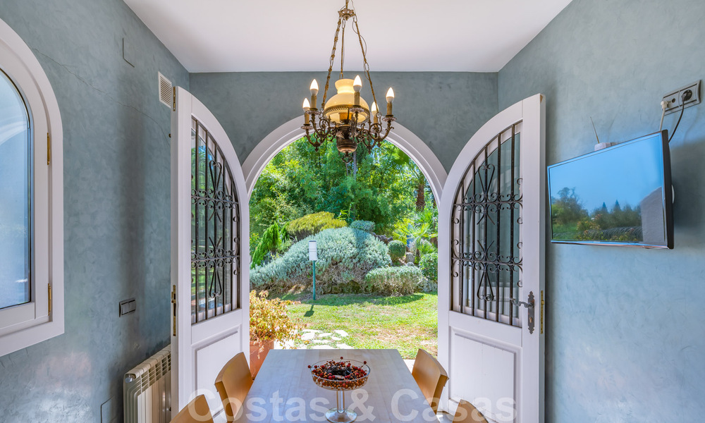 Architecturale bungalow - villa te koop met prachtige vijver op de Golden Mile, Marbella 40330