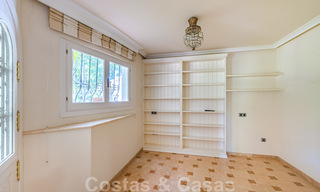 Architecturale bungalow - villa te koop met prachtige vijver op de Golden Mile, Marbella 40332 